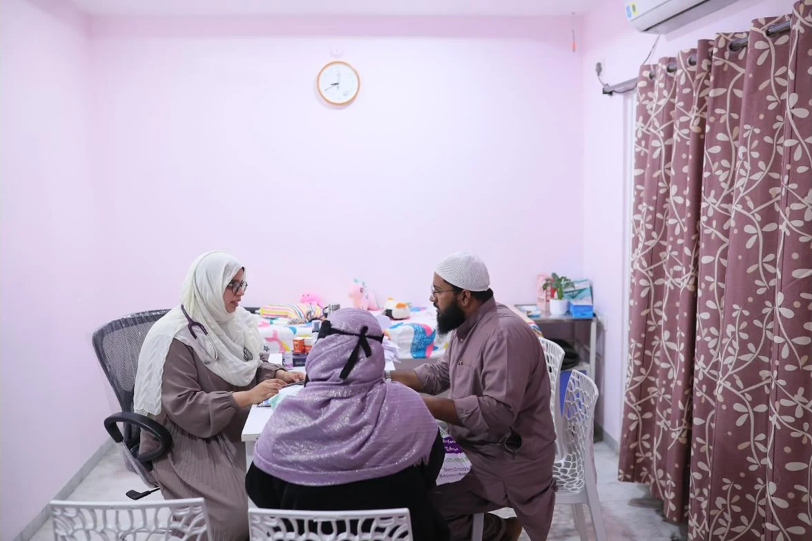 A consultation in the paediatric room at Caspian Healthcare, Vijay Nagar Colony